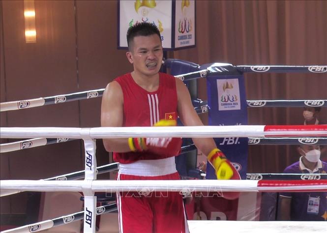 VĐV Bùi Phước Tùng xuất sắc hạ knock-out tay đấm Atichai Phoemsap của Thái Lan, giành HCV môn Boxing ở hạng cân 71kg nam. Ảnh: TTXVN