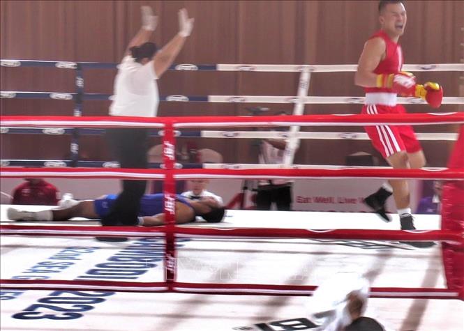 VĐV Bùi Phước Tùng (áo đỏ) xuất sắc hạ knock-out tay đấm Atichai Phoemsap (áo xanh, Thái Lan), giành HCV môn Boxing ở hạng cân 71kg nam. Ảnh: TTXVN