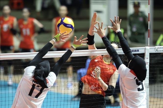 Đội tuyển bóng chuyền nữ Việt Nam giành chiến thắng trước đội tuyển Indonesia với tỷ số 3 - 2. Ảnh: Minh Quyết - TTXVN