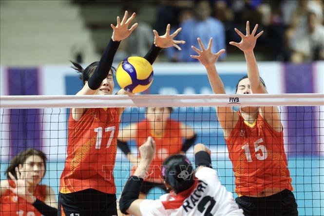 Đội tuyển bóng chuyền nữ Việt Nam thi đấu xuất sắc trong trận bán kết trước đội tuyển Indonesia. Ảnh: Minh Quyết - TTXVN