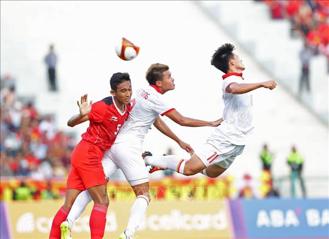 Van Tung (9) heads the ball to level the score to 1-1 for Vietnam in the 36th minute. VNA Photo