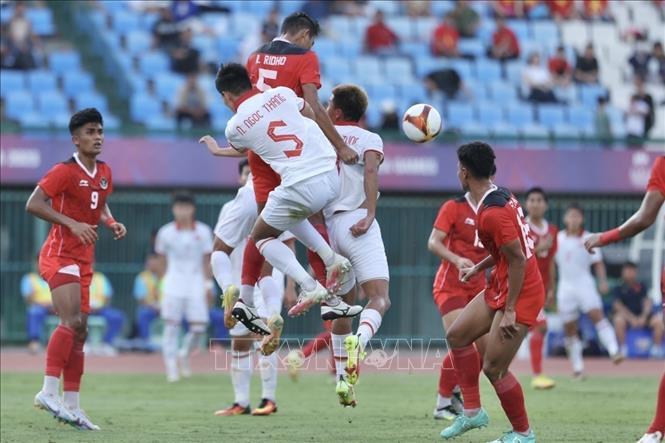 Vietnamese and Indonesian players fight for the ball in the second half. VNA Photo