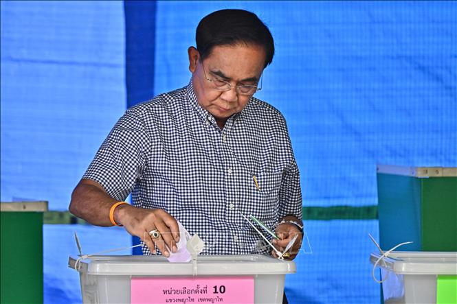 Thủ tướng Thái Lan Prayut Chan-O-Cha bỏ phiếu trong cuộc bầu cử Hạ viện tại điểm bầu cử ở Bangkok ngày 14/5/2023. Ảnh: AFP/TTXVN