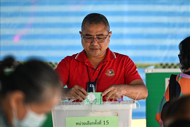 Cử tri bỏ phiếu trong cuộc bầu cử Hạ viện tại điểm bầu cử ở Bangkok, Thái Lan, ngày 14/5/2023. Ảnh: AFP/TTXVN
