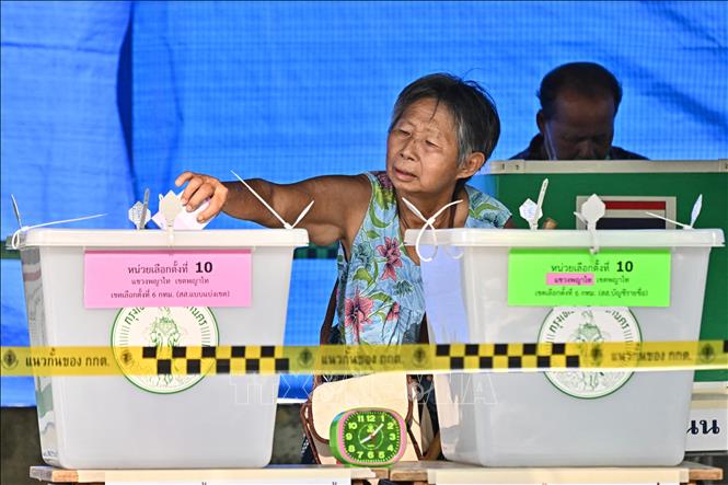 Cử tri bỏ phiếu trong cuộc bầu cử Hạ viện tại điểm bầu cử ở Bangkok, Thái Lan, ngày 14/5/2023. Ảnh: AFP/TTXVN