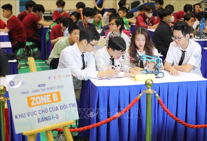 Cuộc thi HNUE-Sáng tạo Robot thu hút 64 đội tới từ 40 trường phổ thông và đại học của 4 tỉnh thành Hà Nội, Hà Nam, Hải Phòng, Nghệ An (Tiểu học: 12 trường, THCS: 18 trường, THPT và ĐH: 10 trường). Ảnh: Thanh Tùng - TTXVN 