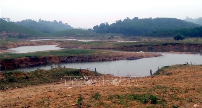 Khu vực đất sản xuất của người dân xã Bình Lương, huyện Như Xuân, Thanh Hóa bị ngập nước lòng hồ sông Mực nên không thể sản xuất. Ảnh: Nguyễn Nam-TTXVN