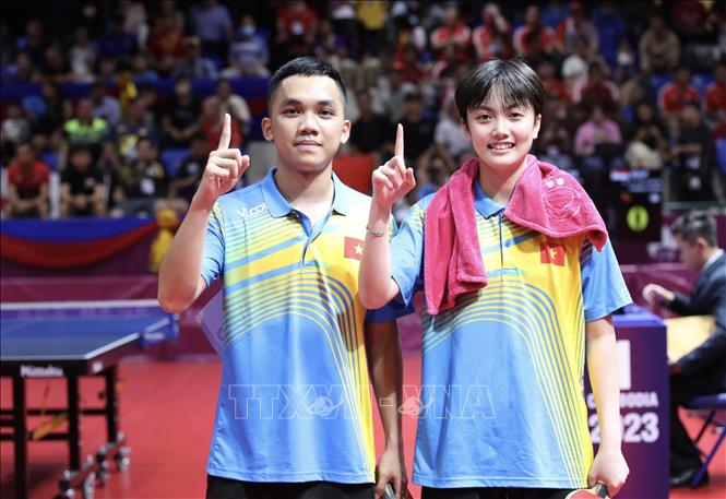 Cặp VĐV Đinh Anh Hoàng và Trần Mai Ngọc xuất sắc mang về tấm HCV quý giá cho Đội tuyển Bóng bàn Việt Nam. Đây cũng là HCV đầu tiên của đội tuyển Bóng bàn tại SEA Games 32. Ảnh: TTXVN