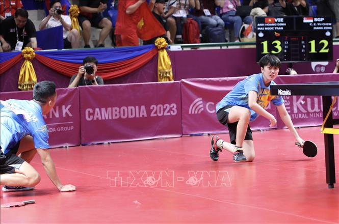 Cặp VĐV Đinh Anh Hoàng và Trần Mai Ngọc vui mừng gục xuống sàn đấu sau khi xuất sắc đánh bại cặp đôi đến từ Singapore để mang về tấm HCV quý giá cho Đội tuyển Bóng bàn Việt Nam. Đây cũng là HCV đầu tiên của đội tuyển Bóng bàn tại SEA Games 32. Ảnh: TTXVN