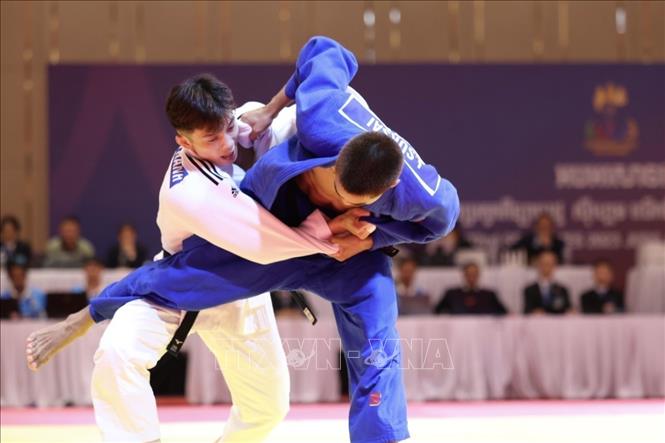 VĐV Nguyễn Hoàng Thành (áo trắng) thắng knock-out VĐV Thái Lan (áo xanh) bằng điểm ippon trong trận chung kết nội dung đối kháng hạng cân 55kg, giành HCV đầu tiên cho đội tuyển Judo. Đây là HCV đầu tiên ở nội dung đối kháng và là HCV thứ 3 của đội tuyển Judo VIệt Nam. Ảnh: Minh Quyết - TTXVN