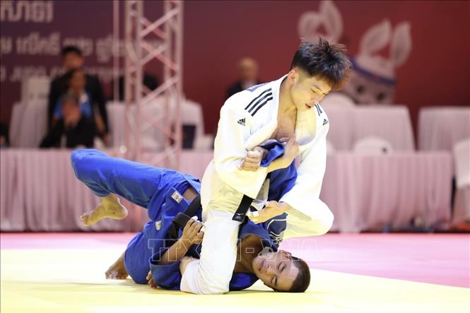 VĐV Nguyễn Hoàng Thành (áo trắng) thắng knock-out VĐV Thái Lan (áo xanh) bằng điểm ippon trong trận chung kết nội dung đối kháng hạng cân 55kg, giành HCV đầu tiên cho đội tuyển Judo. Đây là HCV đầu tiên ở nội dung đối kháng và là HCV thứ 3 của đội tuyển Judo VIệt Nam. Ảnh: Minh Quyết - TTXVN