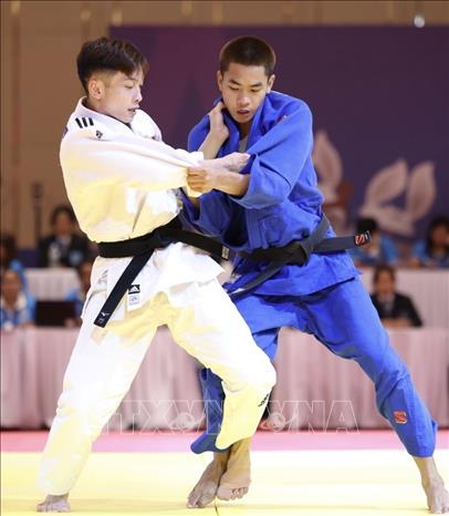 VĐV Nguyễn Hoàng Thành (áo trắng) thắng knock-out VĐV Thái Lan (áo xanh) bằng điểm ippon trong trận chung kết nội dung đối kháng hạng cân 55kg, giành HCV đầu tiên cho đội tuyển Judo. Đây là HCV đầu tiên ở nội dung đối kháng và là HCV thứ 3 của đội tuyển Judo VIệt Nam. Ảnh: Minh Quyết - TTXVN