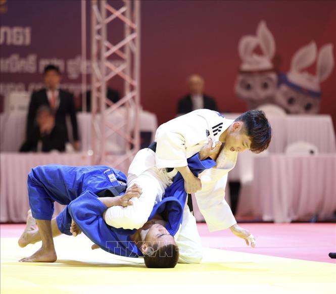 VĐV Nguyễn Hoàng Thành (áo trắng) thắng knock-out VĐV Thái Lan (áo xanh) bằng điểm ippon trong trận chung kết nội dung đối kháng hạng cân 55kg, giành HCV đầu tiên cho đội tuyển Judo. Đây là HCV đầu tiên ở nội dung đối kháng và là HCV thứ 3 của đội tuyển Judo VIệt Nam. Ảnh: Minh Quyết - TTXVN