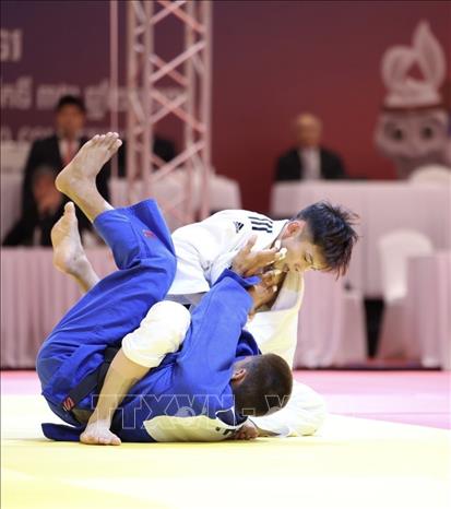 VĐV Nguyễn Hoàng Thành (áo trắng) thắng knock-out VĐV Thái Lan (áo xanh) bằng điểm ippon trong trận chung kết nội dung đối kháng hạng cân 55kg, giành HCV đầu tiên cho đội tuyển Judo. Đây là HCV đầu tiên ở nội dung đối kháng và là HCV thứ 3 của đội tuyển Judo VIệt Nam. Ảnh: Minh Quyết - TTXVN
