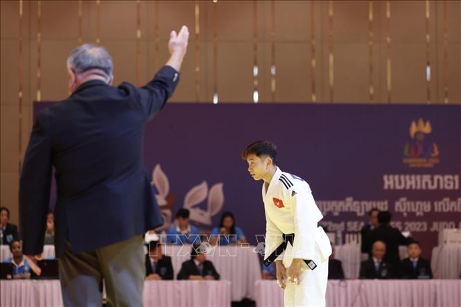 VĐV Nguyễn Hoàng Thành giành HCV đầu tiên cho đội tuyển Judo ở nội dung đối kháng hạng cân 55kg với chiến thắng bằng điểm ippon trước VĐV của Thái Lan trong trận chung kết. Đây là HCV đầu tiên ở nội dung đối kháng và là HCV thứ 3 của đội tuyển Judo VIệt Nam. Ảnh: Minh Quyết - TTXVN