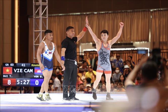 VĐV Bùi Tiến Hải đánh bại VĐV chủ nhà Campuchia để giành HCV ở hạng cân 60kg - HCV đầu tiên của đội tuyển Vật tại SEA Games 32. Ảnh: Minh Quyết - TTXVN
