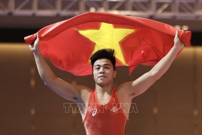 VĐV Nguyễn Công Mạnh (áo đỏ) giành HCV ở hạng cân 72kg với chiến thắng knock out đối thủ Natal Apichai (Thái Lan) trong trận chung kết. Đây là HCV thứ 2 của đội tuyển Vật. Ảnh: Minh Quyết-TTXVN