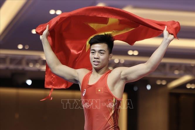 VĐV Nguyễn Công Mạnh (áo đỏ) giành HCV ở hạng cân 72kg với chiến thắng knock out đối thủ Natal Apichai (Thái Lan) trong trận chung kết. Đây là HCV thứ 2 của đội tuyển Vật. Ảnh: Minh Quyết-TTXVN