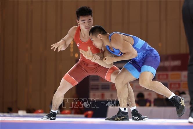 VĐV Nguyễn Công Mạnh (áo đỏ) giành HCV ở hạng cân 72kg với chiến thắng knock out đối thủ Natal Apichai (Thái Lan) trong trận chung kết. Đây là HCV thứ 2 của đội tuyển Vật. Ảnh: Minh Quyết-TTXVN