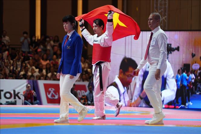 VĐV Lý Hồng Phúc giành HCV môn Taekwondo ở hạng cân dưới 74kg nam - HCV đối kháng đầu tiên và là tấm HCV thứ 3 của đội tuyển Taekwondo. Ảnh: TTXVN