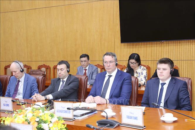 Đồng chí Alexander Schweitzer, Uỷ viên Trung ương Đảng, Bộ trưởng Bộ Lao động, Các vấn đề xã hội, Chuyển đổi và Số hoá bang Rheinland - Pfalz, Trưởng đoàn (thứ hai từ phải sang) tại buổi làm việc. Ảnh: Phương Hoa - TTXVN