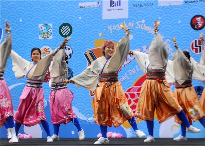 A yosakoi performance at the festival. VNA Photo: Tuấn Đức