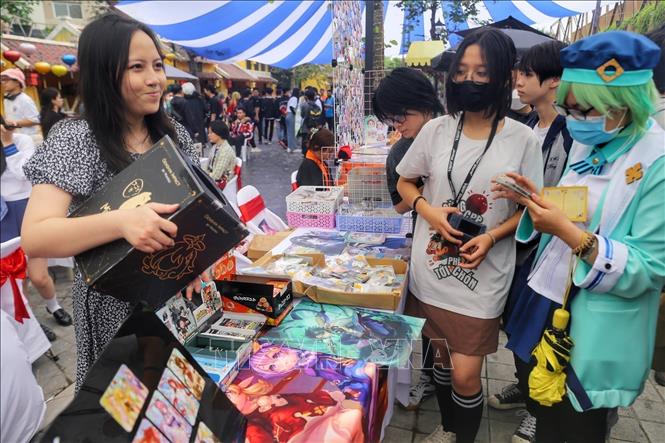 Young people enjoy the Japanese atmosphere at the festival. VNA Photo: Tuấn Đức