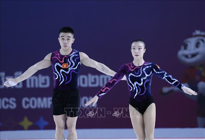 Tran Ngoc Thuy Vi and Le Hoang Phong earn a gold in the mixed pair event. VNA Photo: Hoàng Linh