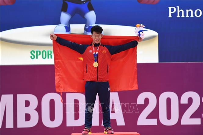 Tran Minh Tri clinches a gold at the men’s 67kg category, with a combined lift of 306kg. VNA Photo