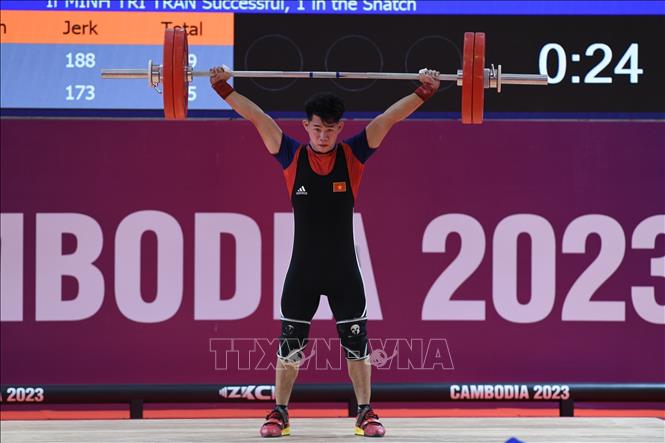 Tran Minh Tri clinches a gold at the men’s 67kg category, with a combined lift of 306kg. VNA Photo
