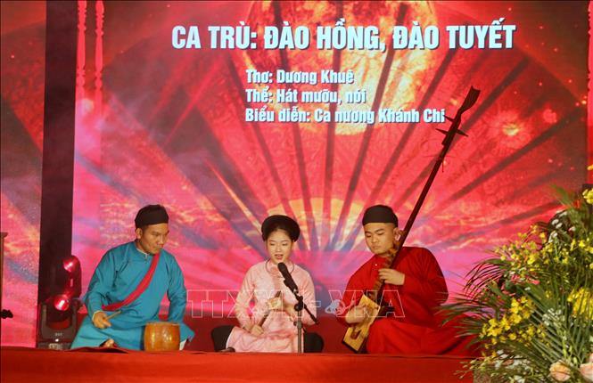 Một tiết mục biểu diễn trong phần hát Ca trù: Đào hồng, đào tuyết. Ảnh: Minh Thu- TTXVN
