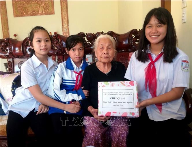 Học sinh thành phố Tuyên Quang tặng quà cho thân nhân liệt sỹ nhân kỷ niệm 73 năm Ngày Thương binh – Liệt sỹ. Ảnh: Quang Cường – TTXVN
