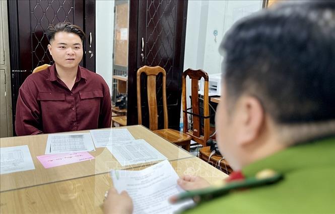 Trong ảnh: Đối tượng Lưu Nhật Huy khai nhận tại Cơ quan Công an. Ảnh: TTXVN phát
