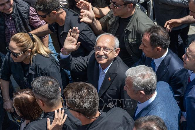 Ứng viên tranh cử Tổng thống Thổ Nhĩ Kỳ Kemal Kilicdaroglu (giữa) sau khi bỏ phiếu bầu cử Tổng thống và Quốc hội, tại Istanbul ngày 14/5/2023. Ảnh: AFP/TTXVN