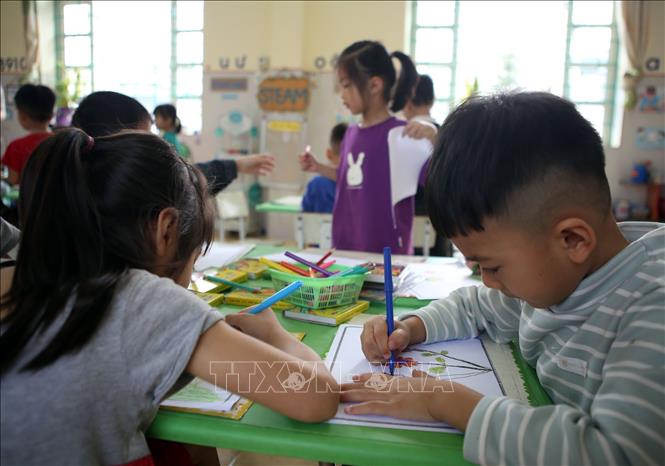 Trong ảnh: Học sinh lớp 5 tuổi Trường Mầm non thị trấn Than Uyên, tập vẽ tranh, tạo hình. Ảnh: Quý Trung – TTXVN