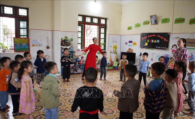 Trong ảnh: Giờ học múa hát của học sinh lớp mẫu giáo nhỡ của Trường Mầm non thị trấn Than Uyên, trường đang trong lộ trình lên chuẩn mức II. Ảnh: Quý Trung – TTXVN