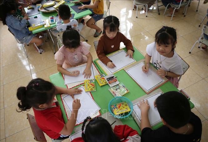 Trong ảnh: Học sinh lớp 5 tuổi Trường Mầm non thị trấn Than Uyên, trường đang trong lộ trình lên chuẩn mức II tập vẽ tranh, tạo hình. Ảnh: Quý Trung – TTXVN