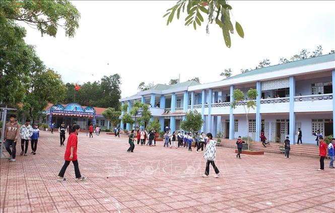 Trong ảnh: Trường THCS Hua Nà, xã Hua Nà, được đầu tư cơ sở vật chất kiên cố, đảm bảo cho việc dạy và học của học sinh, trường đạt chuẩn quốc gia mức I. Ảnh: Quý Trung – TTXVN