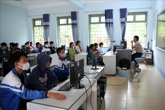 Trong ảnh: Phòng học môn tin của học sinh Trường THCS Hua Nà, xã Hua Nà (Than Uyên) được đầu tư máy móc ít nhiều đảm bảo cho học sinh có điều kiện tiếp cận công nghệ thông tin. Ảnh: Quý Trung – TTXVN