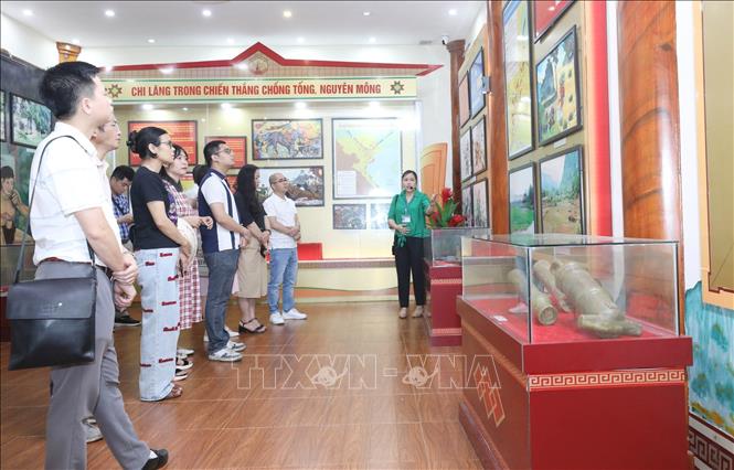 Trong ảnh: Du khách tham quan, tìm hiểu, nghiên cứu Nhà trưng bày chiến tích Chi Lăng. Ảnh: Anh Tuấn – TTXVN