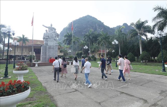 Trong ảnh: Du khách tham quan, tìm hiểu, nghiên cứu Nhà trưng bày chiến tích Chi Lăng. Ảnh: Anh Tuấn – TTXVN