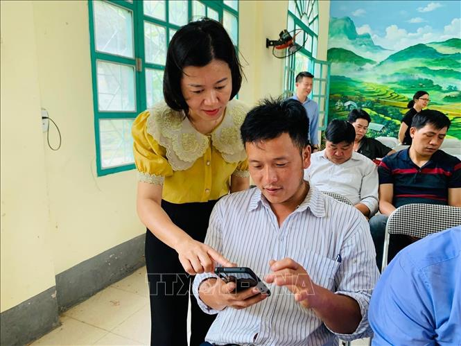 Trong ảnh: Sở Thông tin và Truyền thông tỉnh Lào Cai tập huấn chuyển đổi số cho Tổ công nghệ số cộng đồng xã Tả Phời, thành phố Lào Cai. Ảnh: Hương Thu - TTXVN