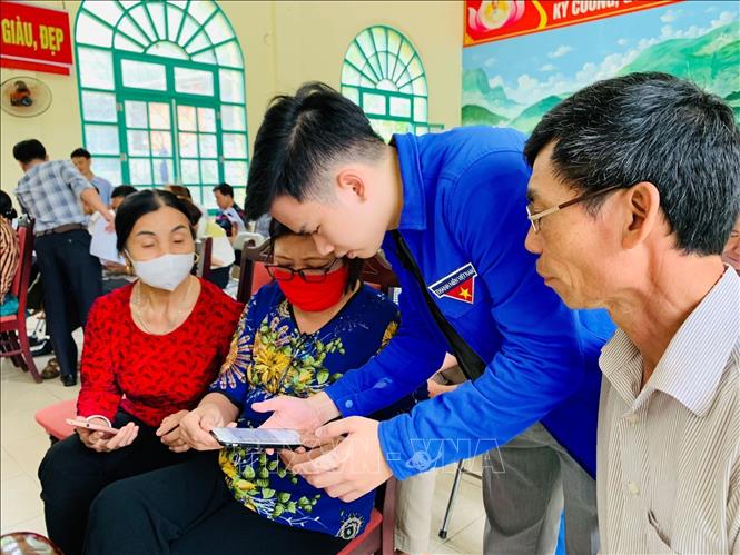 Trong ảnh: Sở Thông tin và Truyền thông tỉnh Lào Cai tập huấn chuyển đổi số cho Tổ công nghệ số cộng đồng xã Tả Phời, thành phố Lào Cai. Ảnh: Hương Thu - TTXVN