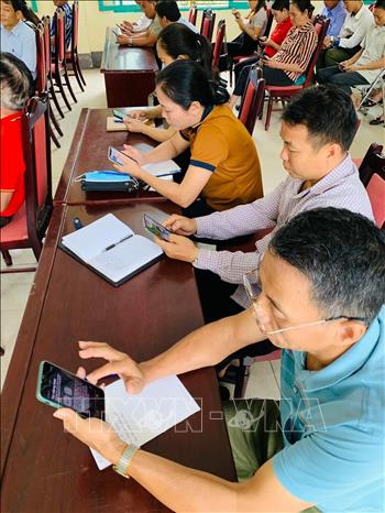 Trong ảnh: Sở Thông tin và Truyền thông tỉnh Lào Cai tập huấn chuyển đổi số cho Tổ công nghệ số cộng đồng xã Tả Phời, thành phố Lào Cai. Ảnh: Hương Thu - TTXVN