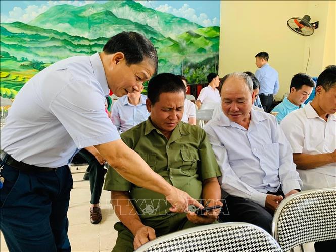 Trong ảnh: Sở Thông tin và Truyền thông tỉnh Lào Cai tập huấn chuyển đổi số cho Tổ công nghệ số cộng đồng xã Tả Phời, thành phố Lào Cai. Ảnh: Hương Thu - TTXVN