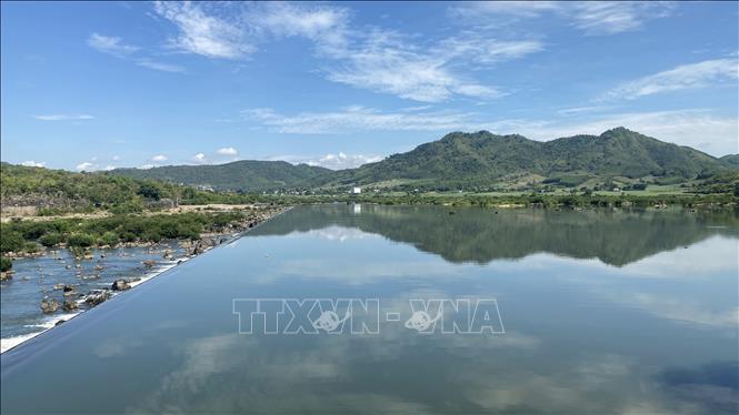 Lượng nước qua tràn tại đập Đồng Cam đảm bảo cho việc vận hành xả nước tại đầu mối các kênh. Ảnh: Tường Quân - TTXVN