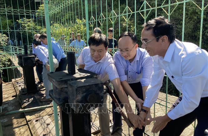 Lãnh đạo Công ty và địa phương tiến hành mở cửa van vận hành nước về hạ du phục vụ tưới tiêu vụ Hè Thu năm 2023. Ảnh: Tường Quân – TTXVN