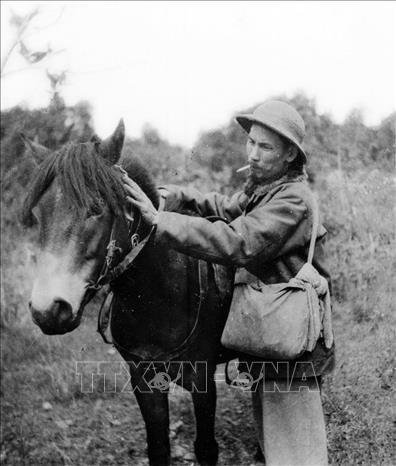 Chủ tịch Hồ Chí Minh trên đường đi Chiến dịch Biên giới (1950). Ảnh; TTXVN