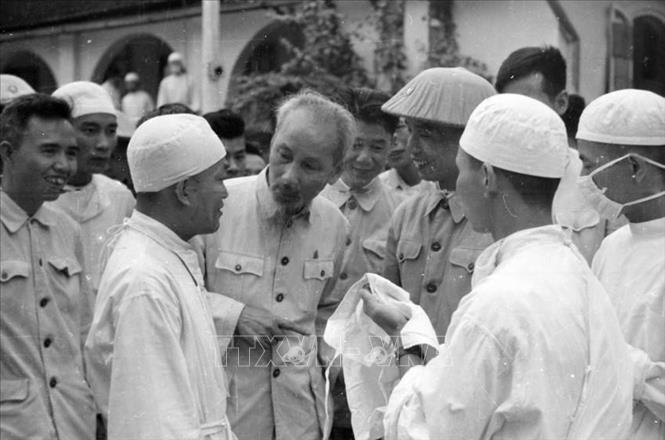 Chủ tịch Hồ Chí Minh thăm và nói chuyện với cán bộ, chiến sĩ Viện Quân y 7 (Hải Phòng), ngày 30/5/1957. Ảnh: TTXVN