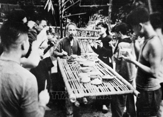 Ở chiến khu Việt Bắc trong thời kỳ kháng chiến chống Pháp, Bác Hồ sống chung với cán bộ, nhân viên; cùng ăn, ở, sinh hoạt như mọi người. Ảnh: TTXVN